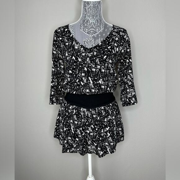 EXPRESS Womens 3/4 Sleeve Printed Lightweight Flowy V-Neck Short Romper Size XS - Picture 3 of 8